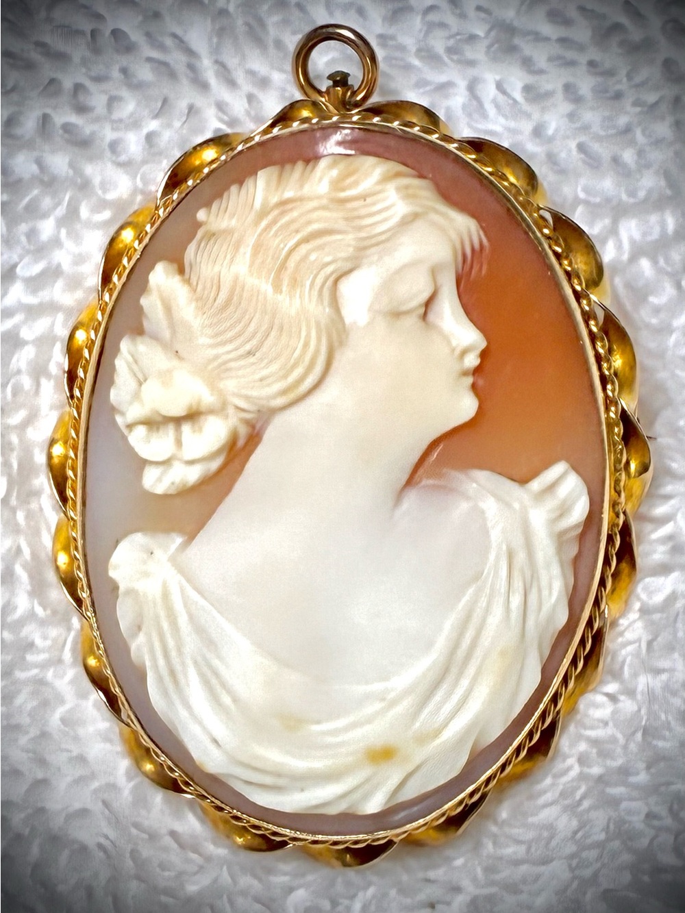 Vintage 10K Gold Classic Hand-Carved Shell Cameo Brooch/Pendant